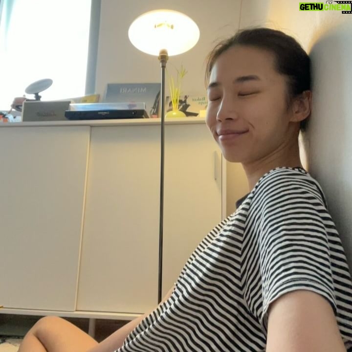 Lee Jin-ha - 1.8K Likes - 이사를 했다. 걱정이 앞섰던 혼자삶이었는데 웬걸. 바선생 능가하는 적응력. 내가 가진지도? 너무 좋다.
무튼 이제 좀 집도 좀 집같아지고 살만하여 내 루틴을 정립하는 중.
정신없는 와중에 촬영 일을 제외한 자투리 일상들 기록 겸 공유-
내 주간의 공간에 추가된 블루스와 술루스 (술루스는 아직 체력에 부친다)
내 입에 딱 맞는 길냥이 식단(꽤 프리미엄)
혹냥🐈께서는 건재하면 그루밍 부터 한다지. 나는 유튜브 노래방을 해.
염분 가득 빵빵이 얼굴
미소 췤 ✅
코파는 거 아니고. 연기가 아닙니다. 오해는 싫어잉
감자지옥에서 탈출한 건에 대하여