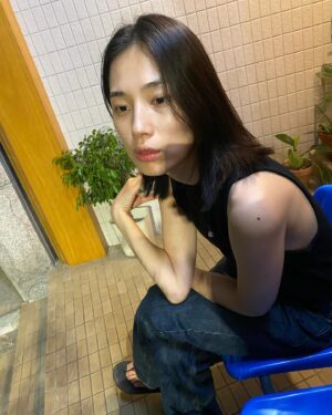 Lee Jin-ha Instagram - 이사를 했다. 걱정이 앞섰던 혼자삶이었는데 웬걸. 바선생 능가하는 적응력. 내가 가진지도? 너무 좋다.
무튼 이제 좀 집도 좀 집같아지고 살만하여 내 루틴을 정립하는 중.
정신없는 와중에 촬영 일을 제외한 자투리 일상들 기록 겸 공유-

내 주간의 공간에 추가된 블루스와 술루스 (술루스는 아직 체력에 부친다)
내 입에 딱 맞는 길냥이 식단(꽤 프리미엄)
혹냥🐈께서는 건재하면 그루밍 부터 한다지. 나는 유튜브 노래방을 해.
염분 가득 빵빵이 얼굴
미소 췤 ✅
코파는 거 아니고. 연기가 아닙니다. 오해는 싫어잉
감자지옥에서 탈출한 건에 대하여