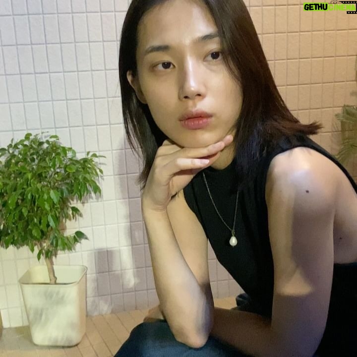 Lee Jin-ha - 1.8K Likes - 이사를 했다. 걱정이 앞섰던 혼자삶이었는데 웬걸. 바선생 능가하는 적응력. 내가 가진지도? 너무 좋다.
무튼 이제 좀 집도 좀 집같아지고 살만하여 내 루틴을 정립하는 중.
정신없는 와중에 촬영 일을 제외한 자투리 일상들 기록 겸 공유-
내 주간의 공간에 추가된 블루스와 술루스 (술루스는 아직 체력에 부친다)
내 입에 딱 맞는 길냥이 식단(꽤 프리미엄)
혹냥🐈께서는 건재하면 그루밍 부터 한다지. 나는 유튜브 노래방을 해.
염분 가득 빵빵이 얼굴
미소 췤 ✅
코파는 거 아니고. 연기가 아닙니다. 오해는 싫어잉
감자지옥에서 탈출한 건에 대하여