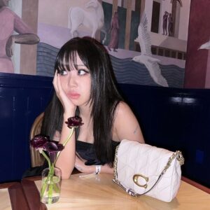 Lee Young-ji Instagram - 우와! 생일!

생각해보니
요 몇년은

생일을 
발전 없이 나이만 먹는 것 같은 한심한 나를
한껏 나무라는 날로만 보내왔어요

뭐가 그렇게 조급한지
어제보다 더 나은 내가 되어야 한다는 다짐들이 강박이 되어서 

일상 속 작은 축하조차
어떠한 자격 없이는 받지 못한다고
여기게 된 거 같아요

그런데 인생이 횡단보도를 건너는 것처럼
매번 멈추지 않고 빠르게 나아가야만 할 필요는 없잖아요

삶에도 큰 맥락이라는 게 있는 건데
자꾸 쇼츠처럼 하이라이트만 남기려고 하니 
마음이 계속 어지럽고 줏대가 없을 수 밖에요

이걸 아는데도 멍청해서 자꾸 까먹네요 ㅋㅋ

아무튼 오늘 과분하리만큼 쏟아지는 축하를 받고 느낍니다

내 삶 짱 멋있고
축하해주는 따뜻한 마음들도 너무 멋지다는걸요

자꾸 옹졸해지려는 마음을
이런저런 스팀들로 다려 펴 주어서 고맙습니다

받은만큼 배로 돌려드릴게요!
다가오는 님들의 생일도 내가 미리 모두 축하합니다

나 이제 스물셋이다
어쩌다보니 긴글 정독 감사요
생일 축하해 나자신 🎂

#coachspring25 #nyfw #coachny #coachkorea