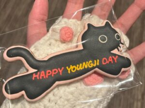Lee Young-ji Instagram - 우와! 생일!

생각해보니
요 몇년은

생일을 
발전 없이 나이만 먹는 것 같은 한심한 나를
한껏 나무라는 날로만 보내왔어요

뭐가 그렇게 조급한지
어제보다 더 나은 내가 되어야 한다는 다짐들이 강박이 되어서 

일상 속 작은 축하조차
어떠한 자격 없이는 받지 못한다고
여기게 된 거 같아요

그런데 인생이 횡단보도를 건너는 것처럼
매번 멈추지 않고 빠르게 나아가야만 할 필요는 없잖아요

삶에도 큰 맥락이라는 게 있는 건데
자꾸 쇼츠처럼 하이라이트만 남기려고 하니 
마음이 계속 어지럽고 줏대가 없을 수 밖에요

이걸 아는데도 멍청해서 자꾸 까먹네요 ㅋㅋ

아무튼 오늘 과분하리만큼 쏟아지는 축하를 받고 느낍니다

내 삶 짱 멋있고
축하해주는 따뜻한 마음들도 너무 멋지다는걸요

자꾸 옹졸해지려는 마음을
이런저런 스팀들로 다려 펴 주어서 고맙습니다

받은만큼 배로 돌려드릴게요!
다가오는 님들의 생일도 내가 미리 모두 축하합니다

나 이제 스물셋이다
어쩌다보니 긴글 정독 감사요
생일 축하해 나자신 🎂

#coachspring25 #nyfw #coachny #coachkorea