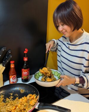 Leila Tong Instagram - 喺朋友屋企見到佢有冷飯同ABC sweet soy sauce，所以即興煮咗個印尼炒飯🤣其實我覺得印尼炒飯入邊有乜嘢材料都唔係好重要🙊我作為一個印尼華僑，見到媽咪每一次整印尼炒飯，都係打開雪櫃，見到有乜就用乜，因為佢話個精粹係喺支ABC度！🤣

我今次用嘅材料大概係：
一盒冷飯
3，4粒蒜頭，蔥頭切碎
雞肉粒（切絲也可以，視乎個人喜好）
蝦肉拆殼
椰菜切粒
雞蛋
青瓜
蕃茄
(如果鍾意食辣可以加切碎嘅辣椒)

做法：
- 冷飯落鑊之前用ABC撈勻先，呢個時候唔需要落太多，見到飯粒大概都佔有顏色就OK，之後如果唔夠味的話可以再加
- 先炒香蒜頭，蔥頭
- 炒雞至8成熟
- 加入飯和蝦炒至轉色
- 加入椰菜粒
- 青瓜蕃茄切片裝飾
- 煎太陽蛋鋪在炒飯上
- 食得😋

係咪超簡單呢？大家都可以發揮創意，加入你哋鍾意嘅食材，同埋ABC sweet soy sauce就搞掂㗎啦！ 話定俾你知，支ABC基本上喺大部份嘅超市都可以買到，得閒就去買返支啦！😉

#sweetsoysauce #homecooking #indonesian #abcsauce