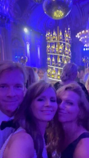 Lena Philipsson Instagram - Så mycket minglande på @grandhotelstockholm 
Så många vänner
Och så mycket pussande