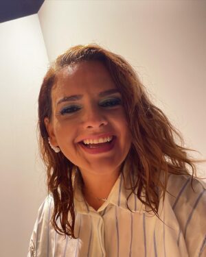 Leonor Seixas Instagram - Maquilhar, fazer o cabelo, vestir roupa gira, para logo depois ficar tudo sujo molhado estragado !!! 🧊🫧