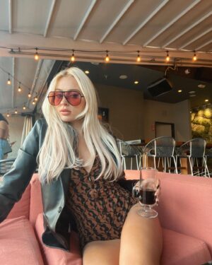 Leslie Golden Instagram - Which hair color of mine has been your favorite??? Hair by @selinamirza_ ✨ @aquaextensions