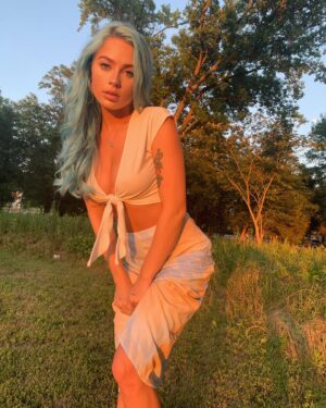Leslie Golden Instagram - Which hair color of mine has been your favorite??? Hair by @selinamirza_ ✨ @aquaextensions