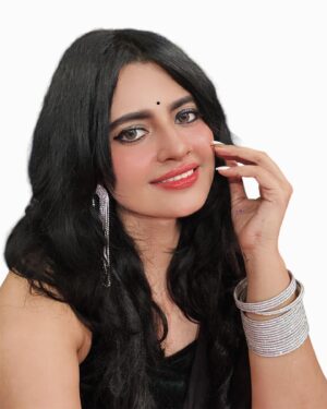 Leslie Tripathy Instagram - Ready with my traditional look for Indian festivals. Howz my look