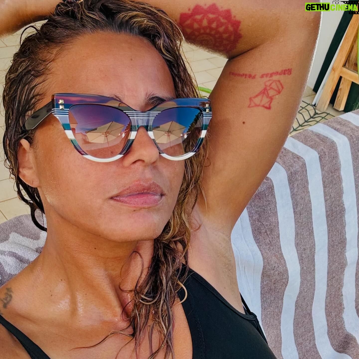 Liliana Almeida - 4.5K Likes - Há uns dias atrás… O sal, o sol, amigos, sorrisos, conversas sobre nós,humanos, e o que andamos cá a fazer, ah e gelados.
📍Pelo Algarve
#semfiltros