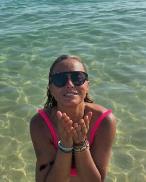 Liliana Almeida Instagram - A ILHA 🏝️ 

#familia#amigos#sol#mar#ceu#barco#vidaemmovimento#tribodobem#verao2024#dump#semfiltros#maisamor