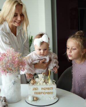Liliia Rebryk Instagram - Суто мамський контент)))
Залишу ці світлини тут, на згадку про піврочку🤍. 

#дорокупівроку 
#6months