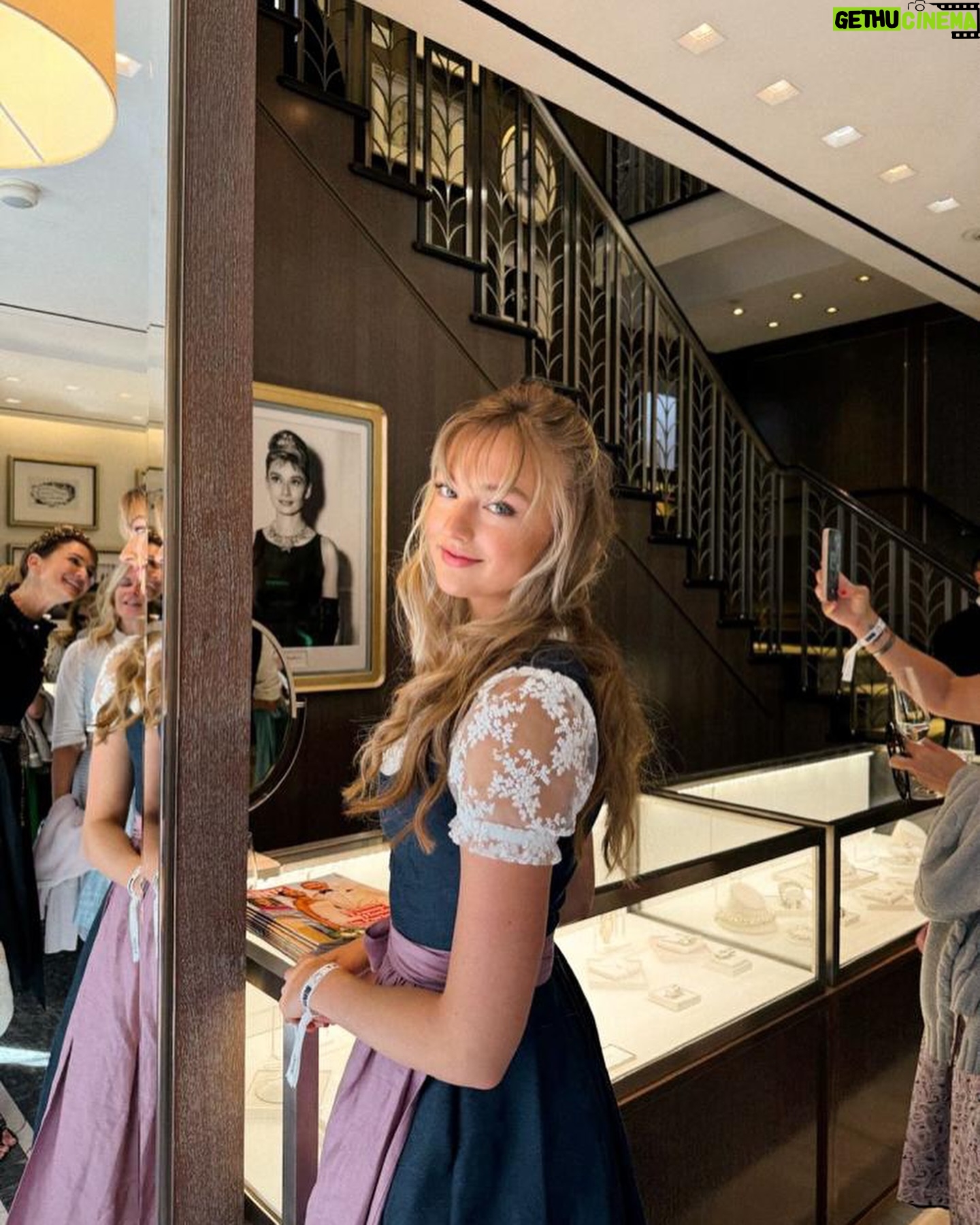 Lilly Krug - 5.3K Likes - Anstich mit @tiffanyandco bevor es wieder ans Set geht. Danke für diesen tollen Start zur Wiesn 🥨🎪💍
@tiffanyandco #TiffanyWiesn #TiffanyXBunte
@bunte_magazin #TiffanyXBunte #bunte #buntemagazin | AD