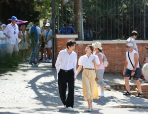 Lim La-la Instagram - 이탈리아 여행 브이로그 마지막편이 업로드 되었습니다!
여행 영상 쭉 보시면 아시겠지만 성격, 음식, 숙소, 여행스타일, 
거의 모든 취향이 다른 저희가 
이렇게 사랑을 이어오고 있다는 게 저희도 가끔 정말 신기한데요~!
근데 그 모든걸 이기는건 바로 
서로를 너무 너무 사랑하고 있다는 사실 그 하나인것 같아요. 
우리는 참 다르지만 
결국은 같은 곳을 바라보고 있는 느낌이랄까요? 
서로에게 완벽하진 않지만 맞추기 위해 
노력하는 모습만큼은 완벽한 것 같아요~! 

저희는 그저 평범한 커플이지만 
사랑을 나누고 있는 순간들이 모여 
저희를 특별하게 만들어주는 것 같아요. 
앞으로도 저희만의 방식으로 
예쁜사랑을 만들고 전하고 나누겠습니다❤️

As you watch our travel video, 
you'll probably notice that we are so different in almost 
every way—our personalities, food preferences, choices in accommodation, and even our travel styles. 
Sometimes, it's amazing to us too that we've managed to keep our love going for so long despite all these differences.

But in the end, the one thing that overcomes all of that is the simple fact that we love each other so, so much. 
We may be very different, but it feels like we're always looking in the same direction at the end of the day.

We might not be perfect for each other, 
but our effort to fit together is perfect.

Just like the unique journey we create together 
despite our differences, 
I hope we continue walking this path side 
by side for a long time❤️ Thank u to everyone😉

#엔조이커플 #enjoycouple #italy #travel
#couplegoals #couplephoto