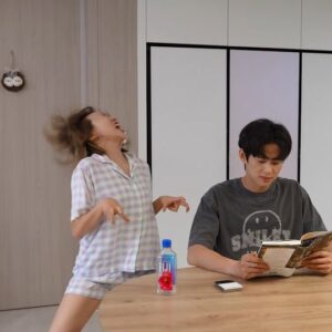 Lim La-la Instagram - 배고프면 공룡으로 변신하는 내 와이프🦕 My wife sometimes turns into a dinosaur..🦕 #엔조이커플 #shorts #couplegoals