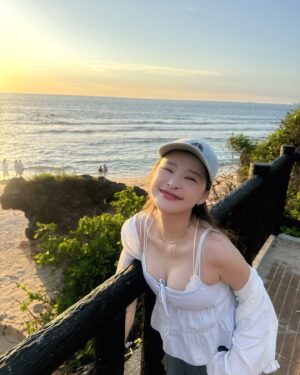 Lin Hana Instagram - 小時候幸福是一件簡單的事✨
長大後簡單是一件幸福的事❤️
#子珊穿搭
帽子 @suprizestore 
上衣 @mercci22 
外套 @pazzo

#ootdfashion#style#穿搭日常分享
#ootd#wiwt#ootdfashion#穿搭日常