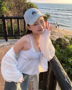 Lin Hana Instagram - 小時候幸福是一件簡單的事✨
長大後簡單是一件幸福的事❤️
#子珊穿搭
帽子 @suprizestore 
上衣 @mercci22 
外套 @pazzo

#ootdfashion#style#穿搭日常分享
#ootd#wiwt#ootdfashion#穿搭日常