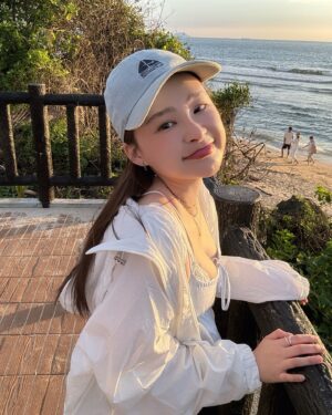 Lin Hana Instagram - 小時候幸福是一件簡單的事✨
長大後簡單是一件幸福的事❤️
#子珊穿搭
帽子 @suprizestore 
上衣 @mercci22 
外套 @pazzo

#ootdfashion#style#穿搭日常分享
#ootd#wiwt#ootdfashion#穿搭日常