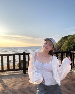 Lin Hana Instagram - 小時候幸福是一件簡單的事✨
長大後簡單是一件幸福的事❤️
#子珊穿搭
帽子 @suprizestore 
上衣 @mercci22 
外套 @pazzo

#ootdfashion#style#穿搭日常分享
#ootd#wiwt#ootdfashion#穿搭日常