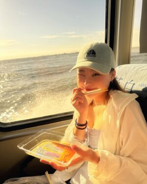 Lin Hana Instagram - 小時候幸福是一件簡單的事✨
長大後簡單是一件幸福的事❤️
#子珊穿搭
帽子 @suprizestore 
上衣 @mercci22 
外套 @pazzo

#ootdfashion#style#穿搭日常分享
#ootd#wiwt#ootdfashion#穿搭日常