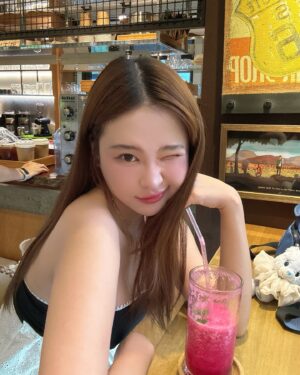 Lin Hana Instagram - 自己不對自己好一點，誰來？？
#子珊穿搭
上衣 @squarebear.thelabel 
褲子 @pimgo.tw
#ootdfashion#style#穿搭日常分享
#ootd#wiwt#ootdfashion#穿搭日常