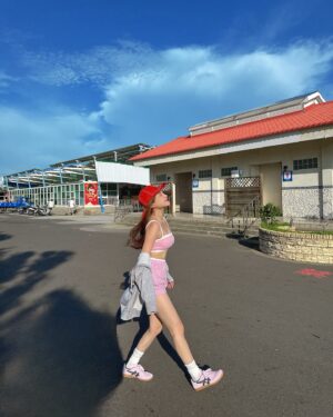 Lin Hana Instagram - 喜歡最近的生活步調💗
#子珊穿搭
全身 @pazzo x @yoooniii___ 
帽 @stussy 
鞋 @haydesign  @asicstw
#ootdfashion#style#穿搭日常分享
#ootd#wiwt#ootdfashion#穿搭日常