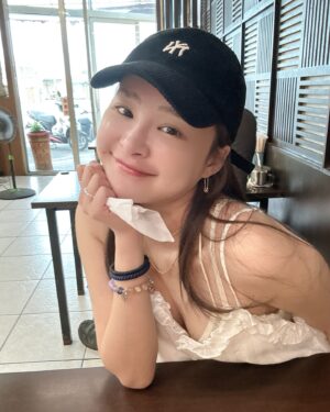 Lin Hana Instagram - 沒有工作的時候絕對能不化妝就不化
但不化妝氣色也要好
❤️日常保養小分享❤️
內，除了保健食品
外，則我最喜歡的
 @tang.studios 臉部撥筋   @myniceclinic  水飛梭
🌟撥筋放鬆臉部肌肉
頭漲腦壓高按ㄧ按真的放鬆！
臉部血液循環好氣色就好了
🌟水飛梭則是毛孔清道夫
看得到看不到通通帶走
老廢角質88讓毛孔大口呼吸
讓保養品可以更好吸收！