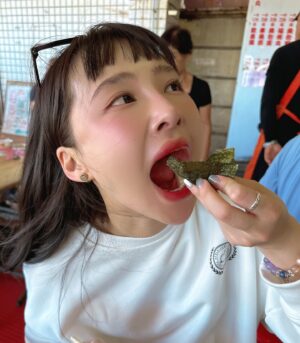 Lin Hana Instagram - 中秋節快樂ㄟ逼巴蒂🌝
好久沒 #子珊貪吃記 
但不好吃就不介紹了..
我的滿心期待整個碎滿地😖😖😖
臉越來越恩湯就知道了(⸝⸝o̴̶̷᷄ ·̭ o̴̶̷̥᷅⸝⸝)
這次 @pazzo 療癒的史努比最終回了
真的超級捨不得的但想到下次回歸就更期待了❤️
#子珊穿搭
上衣  @pazzo  x @snoopygrams 
鞋 @adidasoriginals 
包包 @dierneas.tw 
#pazzoXpeanuts

#ootdfashion#style#穿搭日常分享
#ootd#wiwt#ootdfashion#穿搭日常