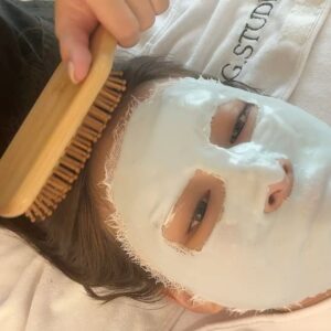 Lin Hana Instagram - 沒有工作的時候絕對能不化妝就不化
但不化妝氣色也要好
❤️日常保養小分享❤️
內，除了保健食品
外，則我最喜歡的
 @tang.studios 臉部撥筋   @myniceclinic  水飛梭
🌟撥筋放鬆臉部肌肉
頭漲腦壓高按ㄧ按真的放鬆！
臉部血液循環好氣色就好了
🌟水飛梭則是毛孔清道夫
看得到看不到通通帶走
老廢角質88讓毛孔大口呼吸
讓保養品可以更好吸收！