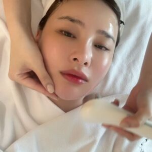 Lin Hana Instagram - 沒有工作的時候絕對能不化妝就不化
但不化妝氣色也要好
❤️日常保養小分享❤️
內，除了保健食品
外，則我最喜歡的
 @tang.studios 臉部撥筋   @myniceclinic  水飛梭
🌟撥筋放鬆臉部肌肉
頭漲腦壓高按ㄧ按真的放鬆！
臉部血液循環好氣色就好了
🌟水飛梭則是毛孔清道夫
看得到看不到通通帶走
老廢角質88讓毛孔大口呼吸
讓保養品可以更好吸收！