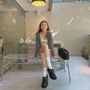 Lin Hana Instagram - 特地來吃天母限定豬排飯
竟然…⋯⋯賣完惹ꉂꉂ(⌯˃̶᷄ ꈊ˂̶᷄⌯)
QQ….飲控的解放日瞬間🙃🙃🙃
但還是有喝到好喝的草莓奶昔
彌補到我的心靈(ఇ ◝‿◜ ఇ)💛
#子珊穿搭
全身 @caco_tw  @cc.daily_tw 
包包、鞋 @chanelofficial 
#ootdfashion#style#穿搭日常分享
#ootd#wiwt#ootdfashion#穿搭日常

#CCDAILY #CACO #CCDAILYLIFE
#CCDAILYAfterSchool #NEWARRIVAL