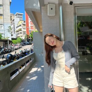 Lin Hana Instagram - 特地來吃天母限定豬排飯
竟然…⋯⋯賣完惹ꉂꉂ(⌯˃̶᷄ ꈊ˂̶᷄⌯)
QQ….飲控的解放日瞬間🙃🙃🙃
但還是有喝到好喝的草莓奶昔
彌補到我的心靈(ఇ ◝‿◜ ఇ)💛
#子珊穿搭
全身 @caco_tw  @cc.daily_tw 
包包、鞋 @chanelofficial 
#ootdfashion#style#穿搭日常分享
#ootd#wiwt#ootdfashion#穿搭日常

#CCDAILY #CACO #CCDAILYLIFE
#CCDAILYAfterSchool #NEWARRIVAL