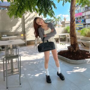 Lin Hana Instagram - 特地來吃天母限定豬排飯
竟然…⋯⋯賣完惹ꉂꉂ(⌯˃̶᷄ ꈊ˂̶᷄⌯)
QQ….飲控的解放日瞬間🙃🙃🙃
但還是有喝到好喝的草莓奶昔
彌補到我的心靈(ఇ ◝‿◜ ఇ)💛
#子珊穿搭
全身 @caco_tw  @cc.daily_tw 
包包、鞋 @chanelofficial 
#ootdfashion#style#穿搭日常分享
#ootd#wiwt#ootdfashion#穿搭日常

#CCDAILY #CACO #CCDAILYLIFE
#CCDAILYAfterSchool #NEWARRIVAL