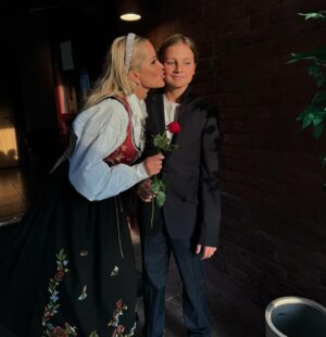 Linni Meister Instagram - 090909 kom min fantastiske sønn til verden❤️ I dag er det 15 år siden!❤️ Nå er han både konfirmert, og fylt 15 år😳🥳 Fineste livet har gitt meg er Dennis Michael! Så takknemlig for å være mammaen hans! Så stolt at jeg nesten sprekker! Min sønn, sjelevenn, bestevenn, og den jeg er så heldig å få være mamma til i evig tid❤️ Ingen er som han! Vet at besteforeldrene hans ville vært så stolte av han, og merket savnet etter Mamma og pappa ekstra mye, da de ikke fikk være med å oppleve at barnebarnet deres konfirmere seg, eller 15 års dagen hans i dag🎈Håper og tror de er med han🥹🙏🏽 Uansett, så kan jeg ikke få sagt nok hvor takknemlig jeg er for sønnen min🙏🏽 Hipp hurra for Dennis Michael!🥳❤️ Den klokeste, kuleste, morsomste, fineste, og snilleste jeg kjenner i hele verden! 🥰❤️