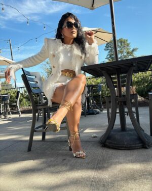Lisa Nicole Cloud Instagram - Money Mondays with @lisanicolecloud #thejontouch 💫 

Styling me 
Mua @facesbyfe 
Suit @lisanicolecollection