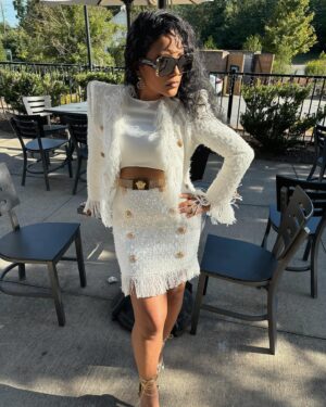 Lisa Nicole Cloud Instagram - Money Mondays with @lisanicolecloud #thejontouch 💫 

Styling me 
Mua @facesbyfe 
Suit @lisanicolecollection