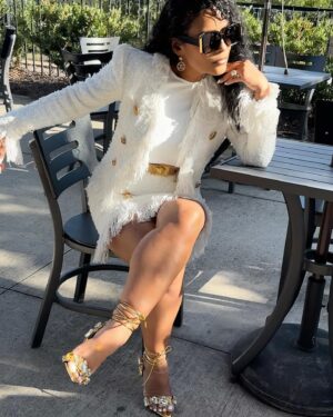 Lisa Nicole Cloud Instagram - Money Mondays with @lisanicolecloud #thejontouch 💫 

Styling me 
Mua @facesbyfe 
Suit @lisanicolecollection