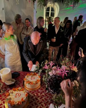 Lisa Nilsson Instagram - En liten partykavalkad från något så ovanligt som en lägenhetsfest 🥳 Och av alla otal fester i alla tänkbara stilar, lokaler och världsdelar, som detta ”alla festers födelsedagsbarn” skämt bort oss med genom decennier, så är detta min favorit. Att träffas och fira i ett hem som vi haft så mycket roligt i. 

Tack käre @micaelbindefeld för att du orkade dra ihop ditt trogna gäng igen och öppna upp ditt hem för oss så att vi fick ses och fira dig! 🎂
Maten, omtanken, drinkarna, generositeten, fördomsfriheten, och sällskapet.. 🥂
Allt var alldeles ljuvligt! 
Ett bidrag till din viktiga ”Micael Bindefeld Stiftelse till minne av förintelsen” blev min present. 

Och tack @carolaofficiell för mysig fördrink, fina samtal, välbehövliga skratt, kvällens bjussigaste outfit och iskallaste parkering. You rock! 🤘🏻🥳

Natti 🎈

Ps, på ett av fotona som togs av mig har jag intima samtal med en tomatplanta. (!) Den var omogen. (I september) Jag såg det. Inga konstigheter. Jag är en fördomsfri människa. 😉🍅 🌹🥀🙄