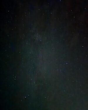 Lisa Nilsson Instagram - Denna natt bjöd himlen på mästerliga naturtillstånd! 
Får inte nog. Norrsken mitt i vår skärgårdskväll! Lägereld och samtal vid världens ände - med hela stjärnhimlen som fond. 
Ena bror introducerade mig för en ny app för stjärnhimlen som troligen kommer att hålla mig sömnlös resten av livet. Jag fångade somliga vyer på min ensliga promenad hem till mitt.. 
Efter en stund på berget med astronomi och mörkerläggning gick det upp för mig vad allting var - så som min astronomikunnige styvfar en gång i tiden försökte uppmärksamma mig på.. småningom bröt jag ut i gråt på ett sätt som inte går att förklara med annat än att jag helt sonika kom FÖR NÄRA.. alltet, den gudomliga ekvationen osv.
Man blir så väldigt tyst, när väl insikten fäster på om vilka stjärnor de individuella prickarna är.. när man via en iPhone-app står öga mot öga med Mars, Saturnus, Merkurius.. osv. 
Svindlande på ett ”bortom begriplighet-vis” 
Lika ljuvligt varje gång. 
Hur mycket sinnena än hisnar..!

(Appen heter Sky Guide)