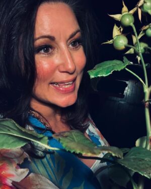 Lisa Nilsson Instagram - En liten partykavalkad från något så ovanligt som en lägenhetsfest 🥳 Och av alla otal fester i alla tänkbara stilar, lokaler och världsdelar, som detta ”alla festers födelsedagsbarn” skämt bort oss med genom decennier, så är detta min favorit. Att träffas och fira i ett hem som vi haft så mycket roligt i. 

Tack käre @micaelbindefeld för att du orkade dra ihop ditt trogna gäng igen och öppna upp ditt hem för oss så att vi fick ses och fira dig! 🎂
Maten, omtanken, drinkarna, generositeten, fördomsfriheten, och sällskapet.. 🥂
Allt var alldeles ljuvligt! 
Ett bidrag till din viktiga ”Micael Bindefeld Stiftelse till minne av förintelsen” blev min present. 

Och tack @carolaofficiell för mysig fördrink, fina samtal, välbehövliga skratt, kvällens bjussigaste outfit och iskallaste parkering. You rock! 🤘🏻🥳

Natti 🎈

Ps, på ett av fotona som togs av mig har jag intima samtal med en tomatplanta. (!) Den var omogen. (I september) Jag såg det. Inga konstigheter. Jag är en fördomsfri människa. 😉🍅 🌹🥀🙄