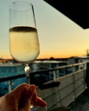 Lisa Nilsson Instagram - Så tar vi fredag. 
Tog med krasslig tonåring på en soldränkt vab-utflykt till Nynäshamn efter några dagar instängd med hosta. Covidtestet var negativt. 
En alkoholfri pilsner i hamnen och hinna prata om saker som hänt. 
En jämnårig skolkamrat till äldstan omkom i en trafikolycka för snart en vecka sedan. Tragedi 💔

En kusin var på festen hon skulle ta sig hem ifrån. 
Jag har tänkt på föräldrarna hela veckan. Gråter fortfarande när jag låter tanken närma sig. 
Kunde varit vilken av våra tonåringar som helst. 
Säger nu i bilen att det är därför jag sticker ut huvet i trapphuset och ropar ”hej då” och ”var rädd om dig” på mitt påträngande mamma-vis om de iPhone-zombie-gått utan ett ord.. 

Varje gång kan vara den sista. 

Och alldeles nära andra kusiner nästgårds sköts nyligen en ungdom av annan ungdom. Skolan och eleverna där lever ett före och efter liv. Inget kan fullt ut återgå till hur det varit. 

Därför jag tjatar om att aldrig skämmas hur onyktert eller så det kanske blir en dag - alltid ringa! Jag hämtar alla tider på dygnet, dömer aldrig, fixar säker taxi, ser till att ha koll på vilka vänner som är med. Påminner om att aldrig lämna utsatta polare i sticket.

Ta hand om varandra. 

Vi köpte rökta räkor och goda ostar till fredagsmyset. Väntar på yngstan nu. Tar ett iskallt glas bubbel på balkongen och konstaterar att denna veckan fick bli stillsam. Tröttheten har varit gränslös. Behovet av att vara hemma och mamma oss outsinligt. Sy upp tre par byxor. Laga goda vardagsmiddagar. Vara lugn och tålig. 
Kontoret öppet flera timmar om dagen, men i enskildhet, och ibland i sängläge.

Livet är till låns.
Barnen är till låns. 

Skål för allt vi har och allt vi fått - så länge det varar! 
🥂🙏🏼🍀