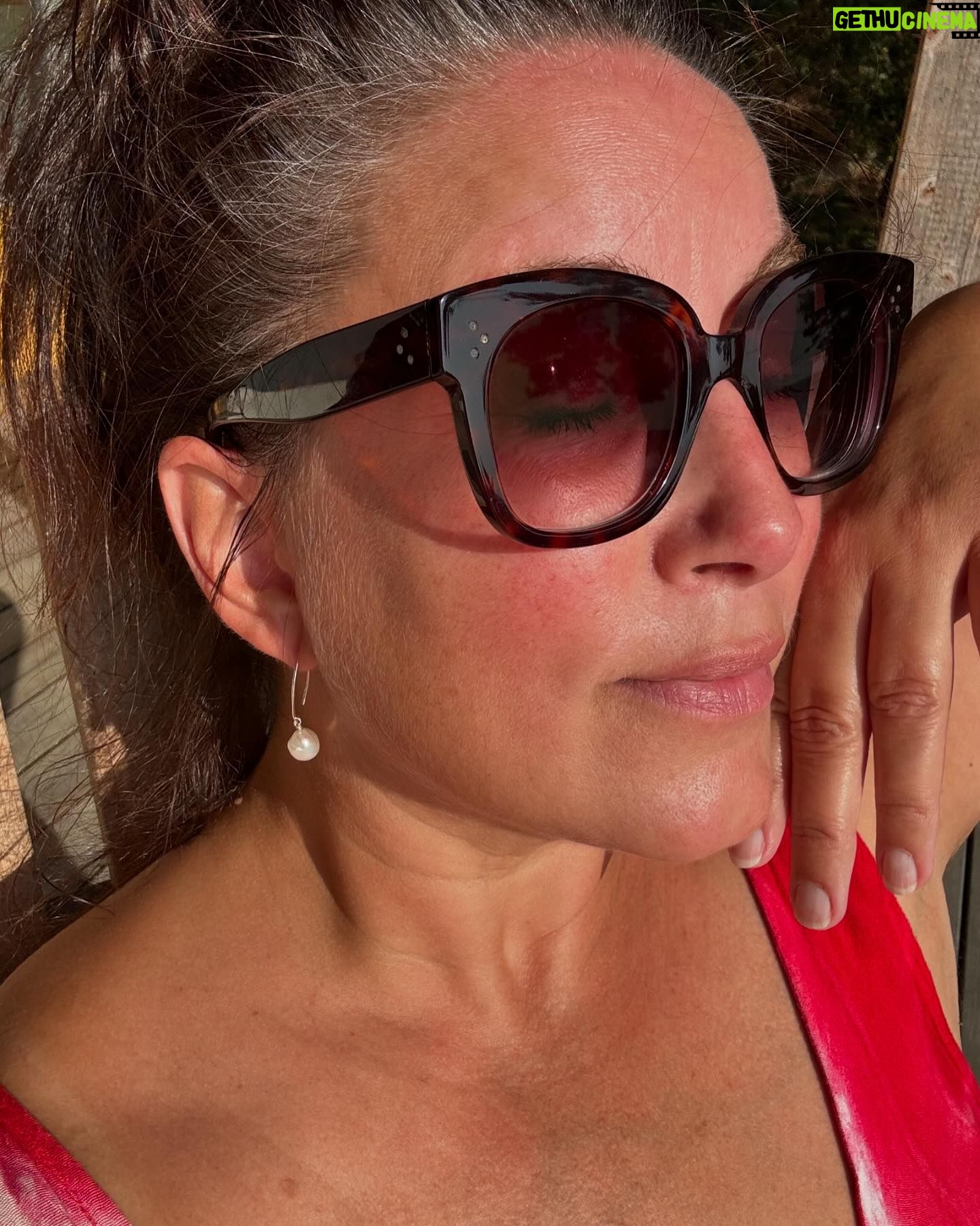Lisa Nilsson - 5.8K Likes - Fröken ”Rymrym” hånskrattar elakt och belåtet.. Hon vet att ansvaret för provocerande bildmaterial uteslutande vilar på henne.
Njut och lycka
Fägring och hägring
Härvaro och närvaro
Skål på er! 🥂
#kallamigbubbelbitch #jagkantadet #rättåtmig