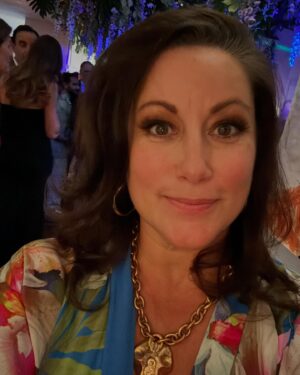 Lisa Nilsson Instagram - En liten partykavalkad från något så ovanligt som en lägenhetsfest 🥳 Och av alla otal fester i alla tänkbara stilar, lokaler och världsdelar, som detta ”alla festers födelsedagsbarn” skämt bort oss med genom decennier, så är detta min favorit. Att träffas och fira i ett hem som vi haft så mycket roligt i. 

Tack käre @micaelbindefeld för att du orkade dra ihop ditt trogna gäng igen och öppna upp ditt hem för oss så att vi fick ses och fira dig! 🎂
Maten, omtanken, drinkarna, generositeten, fördomsfriheten, och sällskapet.. 🥂
Allt var alldeles ljuvligt! 
Ett bidrag till din viktiga ”Micael Bindefeld Stiftelse till minne av förintelsen” blev min present. 

Och tack @carolaofficiell för mysig fördrink, fina samtal, välbehövliga skratt, kvällens bjussigaste outfit och iskallaste parkering. You rock! 🤘🏻🥳

Natti 🎈

Ps, på ett av fotona som togs av mig har jag intima samtal med en tomatplanta. (!) Den var omogen. (I september) Jag såg det. Inga konstigheter. Jag är en fördomsfri människa. 😉🍅 🌹🥀🙄