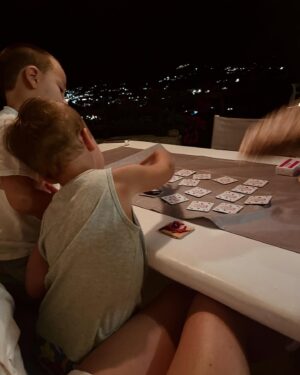 Lodovica Comello Instagram - Titolo del post: “La nostra infanzia in Grecia”  cit. 
🇬🇷❤️

@tomasgoldschmidt 
@axellohk 
@laguidoemme
