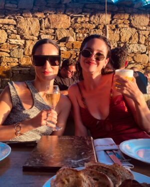 Lodovica Comello Instagram - Titolo del post: “La nostra infanzia in Grecia”  cit. 
🇬🇷❤️

@tomasgoldschmidt 
@axellohk 
@laguidoemme