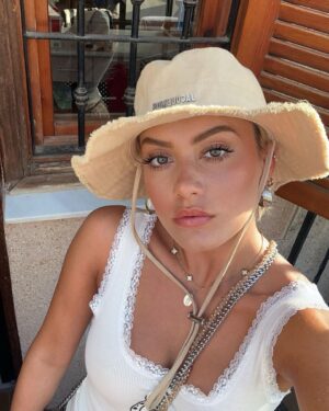 Lola Antolinos Instagram - Summer baby 💛