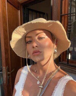 Lola Antolinos Instagram - Summer baby 💛