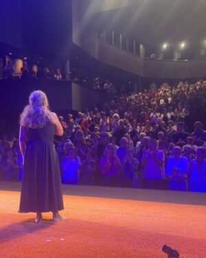 Lolita Instagram - Así me ha recibido Barcelona con Poncia , gracias de corazón @cimarroj @luisluquecabrera @grupfocus_ @pilarcontrerasgarrido 📷 @christianmolca #rogermuñoz @zapardielarbas ,@teatregoya