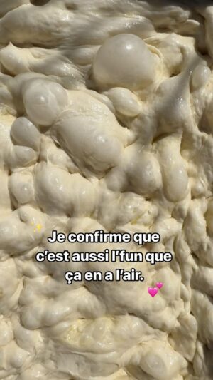 Loounie Instagram - Première fois que je cuisine une foccacia et c’est déjà mon activité préférée. 💕 (Pour un contenu à venir bientôt!) #loouniecuisine #vegan #foccacia