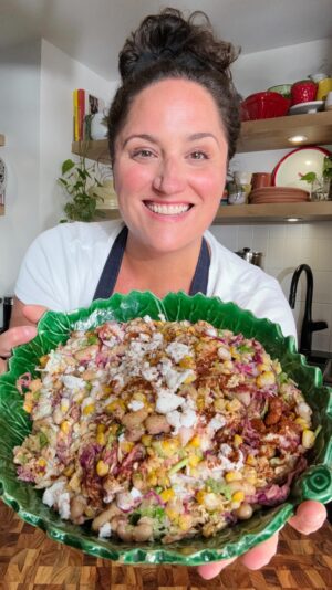 Loounie Instagram - Inspirée par les ingrédients du maïs tout garni mexicain (elote) et de la salade de maïs grillé mexicaine (esquites), cette salade de chou végétalienne est parfaite pour les piques-niques et les barbecues! 🌽

Pour retrouver la recette, cliquez sur le lien en bio de mordu ✨

#mordu #loouniecuisine #esquites #elote