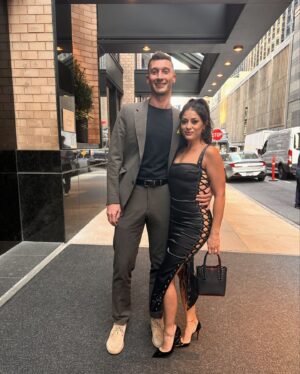 Loren Brovarnik Instagram - 𝘿𝙧𝙚𝙖𝙢𝙨 𝙘𝙤𝙢𝙚 𝙩𝙧𝙪𝙚 🖤🖤
#teambrovarnik #powercouple #happilyeverafter