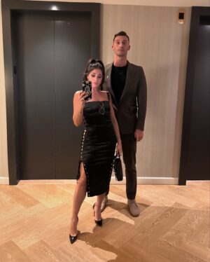 Loren Brovarnik Instagram - 𝘿𝙧𝙚𝙖𝙢𝙨 𝙘𝙤𝙢𝙚 𝙩𝙧𝙪𝙚 🖤🖤
#teambrovarnik #powercouple #happilyeverafter